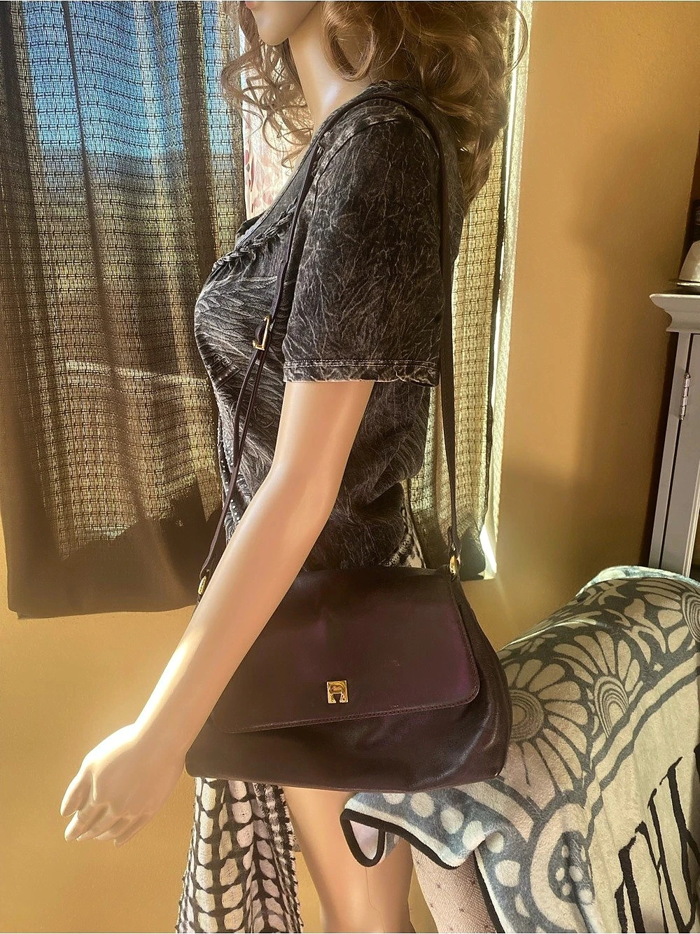 Etienne Aigner Leather Shoulder Bag in burgundy